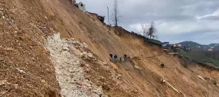 Heyelanlı yamaca riskli ‘kestirme patika’ 4