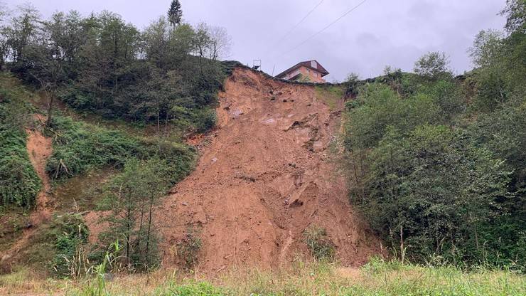 Heyelanlı yamaca riskli ‘kestirme patika’ 7