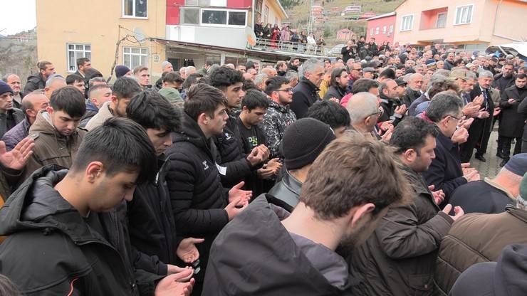 Çığ felaketinde hayatını kaybeden milli sporcu Emre Yazgan'a memleketi Trabzon'da son veda 11