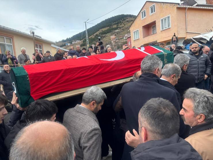 Çığ felaketinde hayatını kaybeden milli sporcu Emre Yazgan'a memleketi Trabzon'da son veda 13