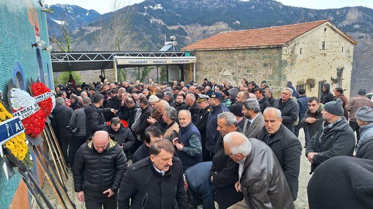 Çığ felaketinde hayatını kaybeden milli sporcu Emre Yazgan'a memleketi Trabzon'da son veda 14