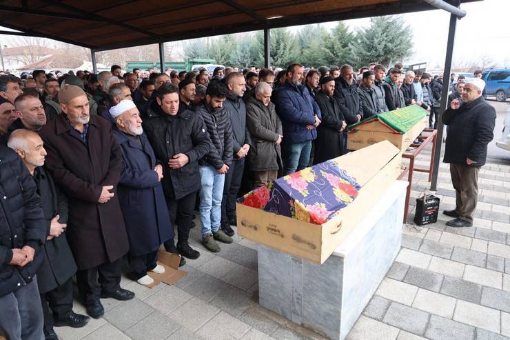 Otobüs kazasında hayatını kaybeden genç çift, yan yana defnedildi 3