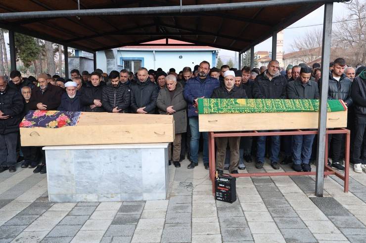 Otobüs kazasında hayatını kaybeden genç çift, yan yana defnedildi 7