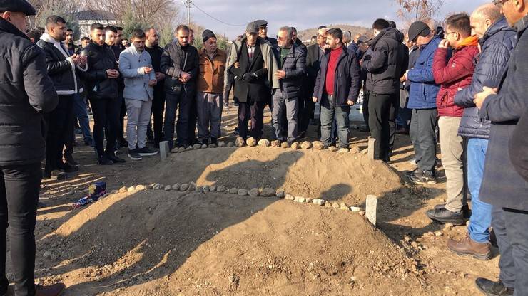 Otobüs kazasında hayatını kaybeden genç çift, yan yana defnedildi 9