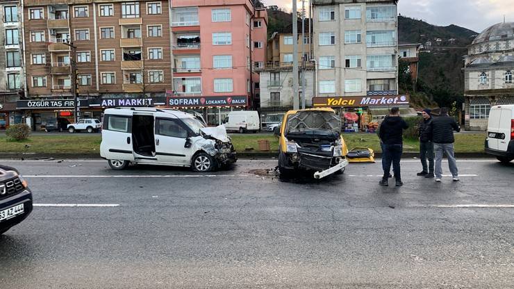 Rize'de sahil yolunda kaza; 2 yaralı 7