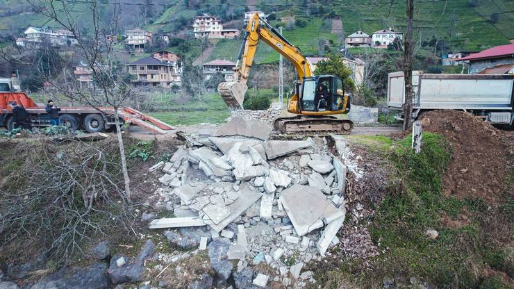 Fırtına Vadisi'nde Kaçak Yapılar Yıkılıyor 8