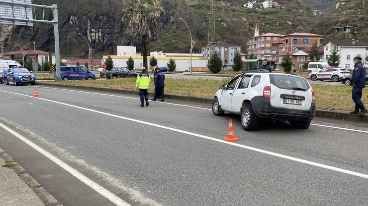 Rize'de aydınlatma direğine çarpan cipin sürücüsü yaralandı 2