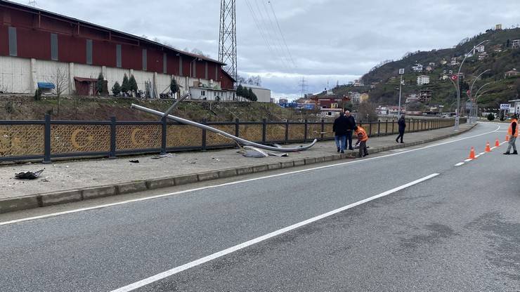 Rize'de aydınlatma direğine çarpan cipin sürücüsü yaralandı 4