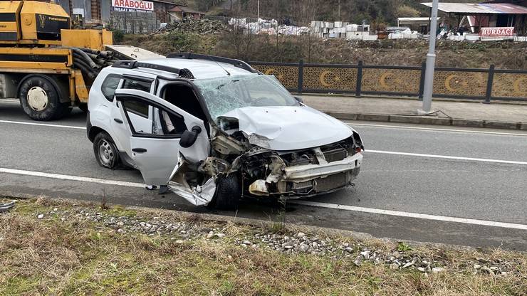 Rize'de aydınlatma direğine çarpan cipin sürücüsü yaralandı 8