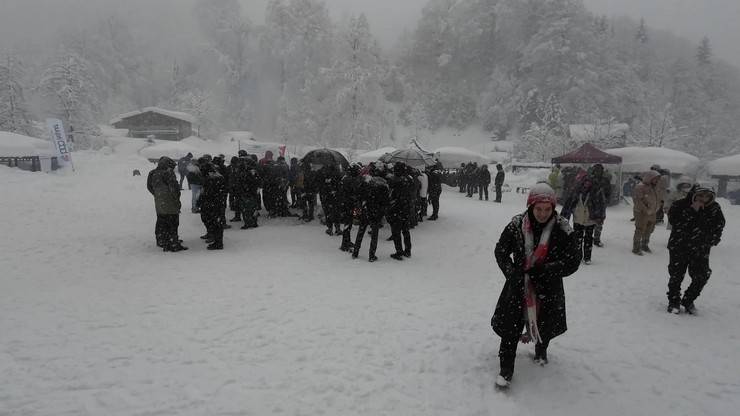 Rize'de kar yağışı altında "9. Kış Yüzme Şenliği" yapıldı 11