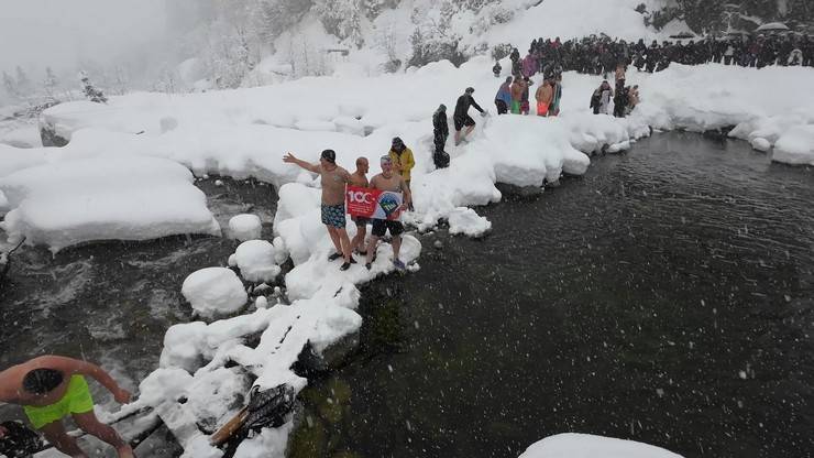 Rize'de kar yağışı altında "9. Kış Yüzme Şenliği" yapıldı 14