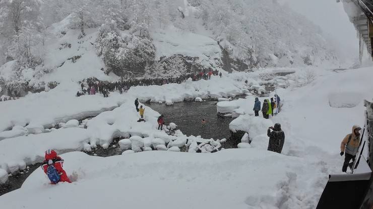 Rize'de kar yağışı altında "9. Kış Yüzme Şenliği" yapıldı 15