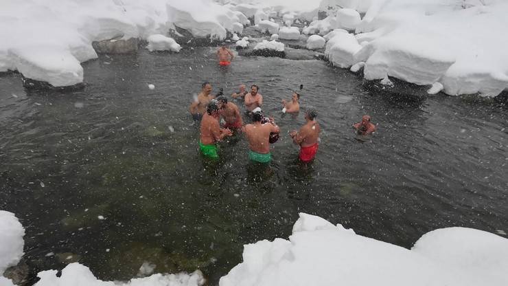 Rize'de kar yağışı altında "9. Kış Yüzme Şenliği" yapıldı 16