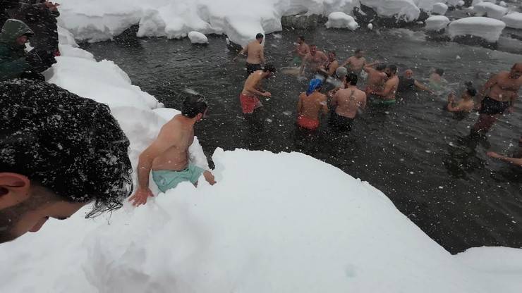 Rize'de kar yağışı altında "9. Kış Yüzme Şenliği" yapıldı 17