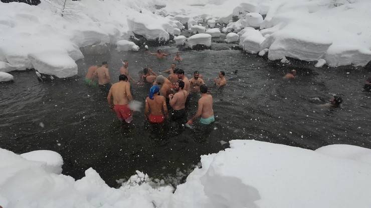 Rize'de kar yağışı altında "9. Kış Yüzme Şenliği" yapıldı 18