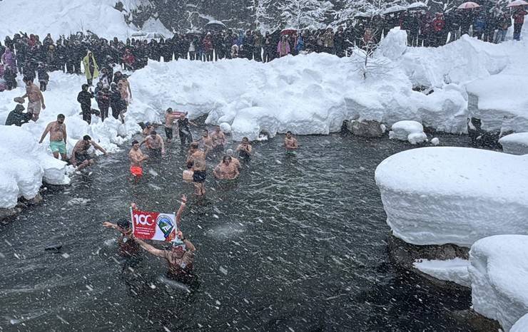 Rize'de kar yağışı altında "9. Kış Yüzme Şenliği" yapıldı 6