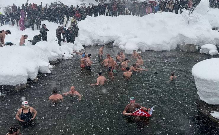 Rize'de kar yağışı altında "9. Kış Yüzme Şenliği" yapıldı 7