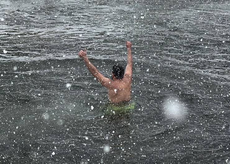 Rize'de kar yağışı altında "9. Kış Yüzme Şenliği" yapıldı 9