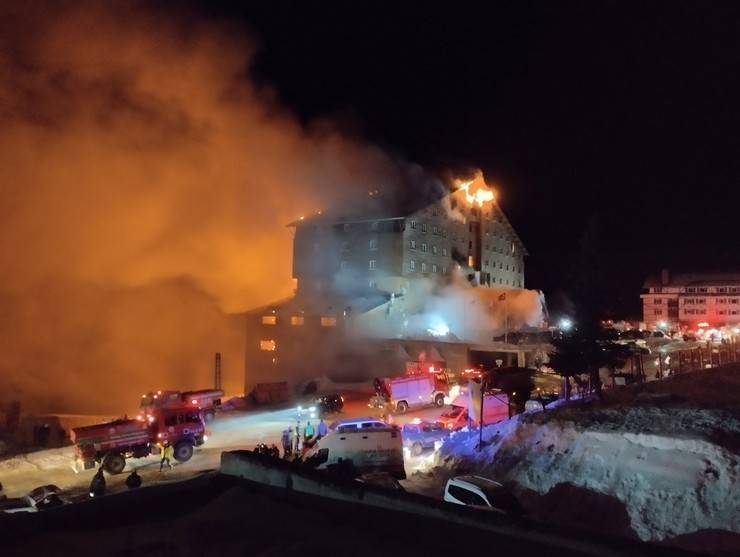 Kartalkaya’da otel yangını 14