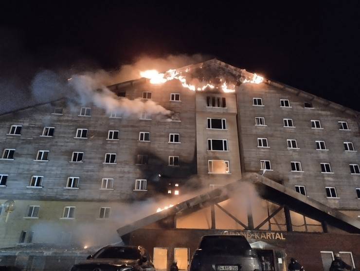 Kartalkaya’da otel yangını 17