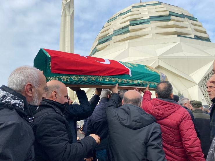 Otel yangınında hayatlarını kaybeden Rizeli Dayı ailesi son yolculuğuna uğurlandı 10