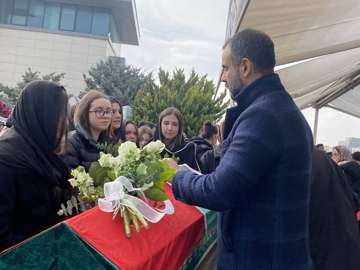 Otel yangınında hayatlarını kaybeden Rizeli Dayı ailesi son yolculuğuna uğurlandı 3