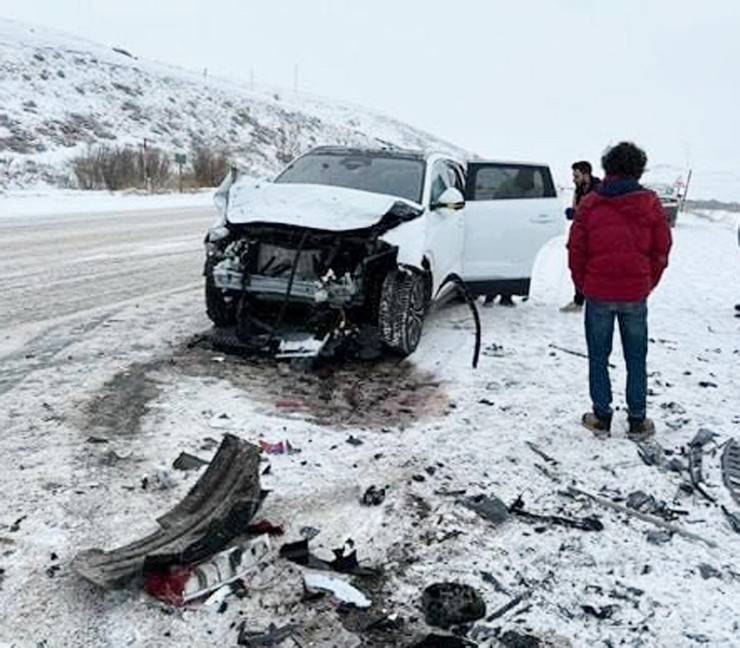 Araçla çarpışan Rize plakalı hafif ticari araç şarampole devrildi 2 ölü, 3 yaralı 10