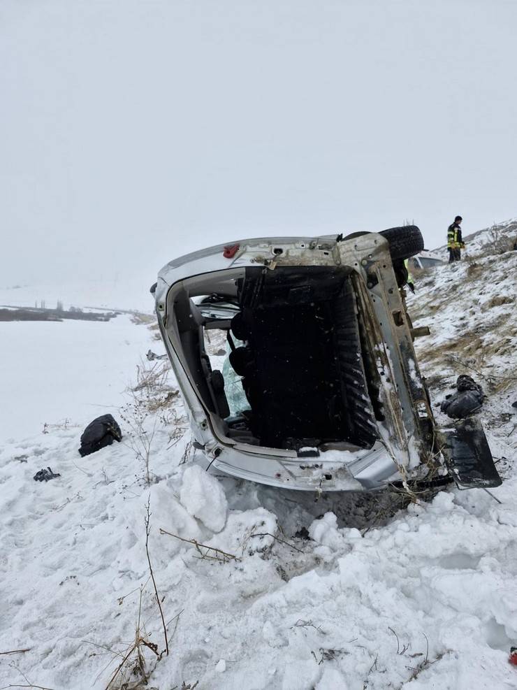 Araçla çarpışan Rize plakalı hafif ticari araç şarampole devrildi 2 ölü, 3 yaralı 3