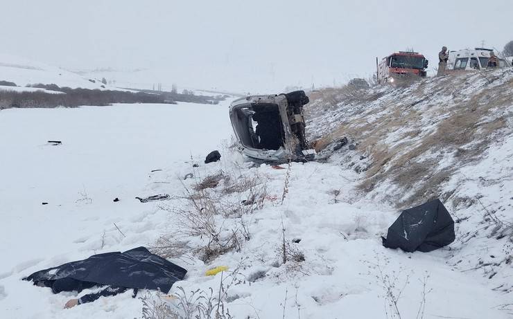 Araçla çarpışan Rize plakalı hafif ticari araç şarampole devrildi 2 ölü, 3 yaralı 6