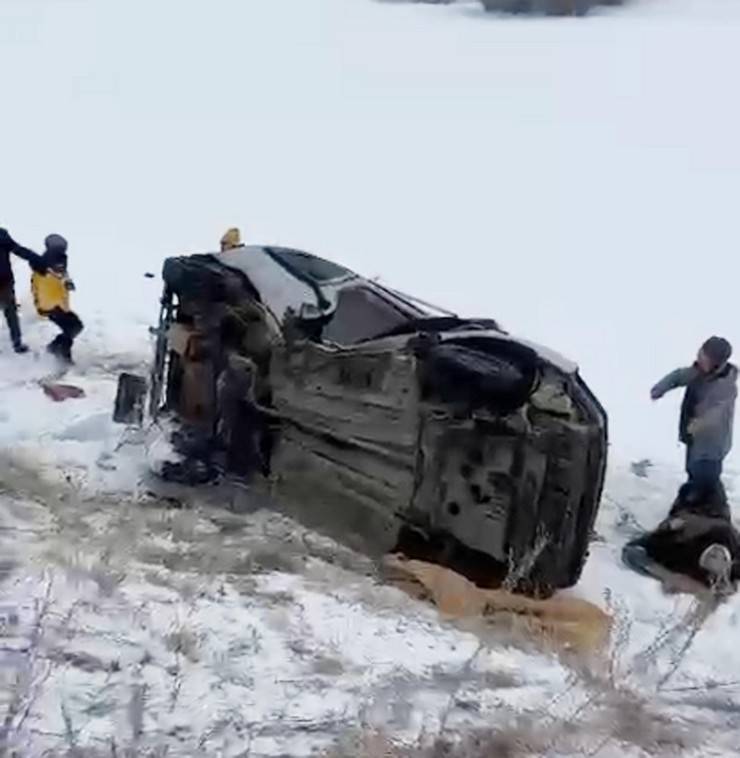 Araçla çarpışan Rize plakalı hafif ticari araç şarampole devrildi 2 ölü, 3 yaralı 9