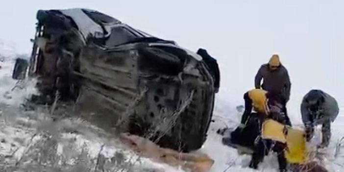 Araçla çarpışan Rize plakalı hafif ticari araç şarampole devrildi 2 ölü, 3 yaralı