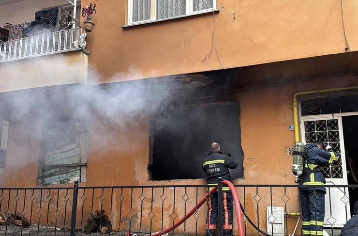 Rize'de bir binanın giriş katında çıkan yangın söndürüldü 3