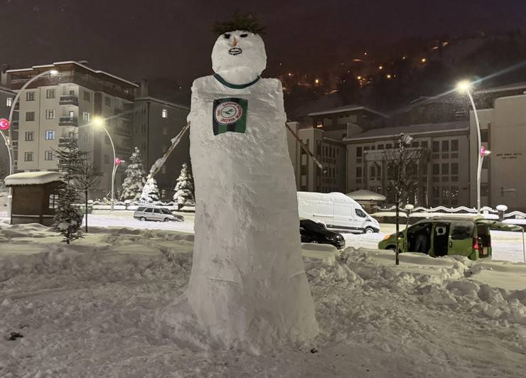 Rizeli gençlerden 4,5 metrelik kardan adam 4