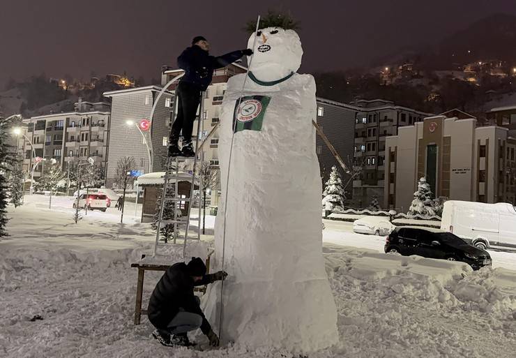 Rizeli gençlerden 4,5 metrelik kardan adam 6