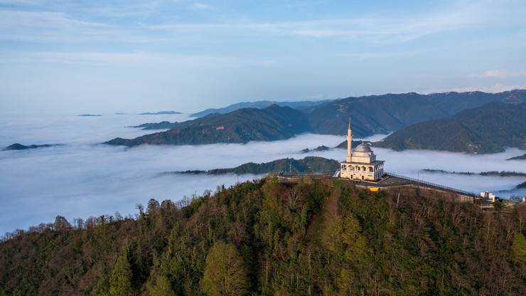 Kıble Dağı Hacı Hafız Yusuf Yılmaz Camisi, sis bulutlarıyla birlikte görüntülendi 1
