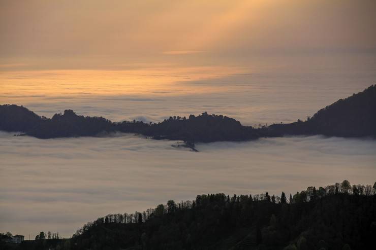 Kıble Dağı Hacı Hafız Yusuf Yılmaz Camisi, sis bulutlarıyla birlikte görüntülendi 4