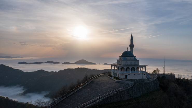 Kıble Dağı Hacı Hafız Yusuf Yılmaz Camisi, sis bulutlarıyla birlikte görüntülendi 6