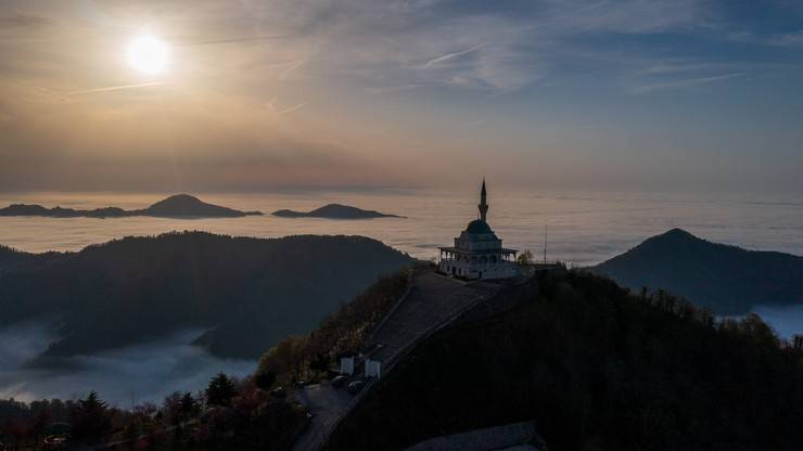 Kıble Dağı Hacı Hafız Yusuf Yılmaz Camisi, sis bulutlarıyla birlikte görüntülendi 7