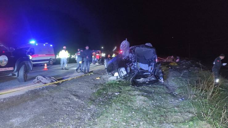 Rize’de Trafik Kazası 3 Ölü, 2 Yaralı 4