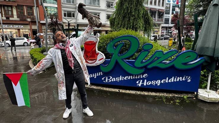Artvin Çoruh Üniversitesi Öğretim Üyesi Sağlam'dan Rize'de Duygu Yüklü Gazze Protestosu 78