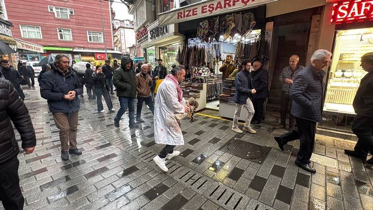 Artvin Çoruh Üniversitesi Öğretim Üyesi Sağlam'dan Rize'de Duygu Yüklü Gazze Protestosu 8