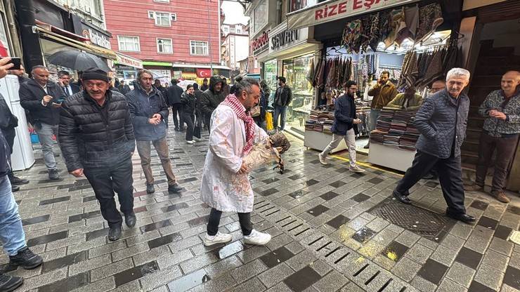 Artvin Çoruh Üniversitesi Öğretim Üyesi Sağlam'dan Rize'de Duygu Yüklü Gazze Protestosu 9