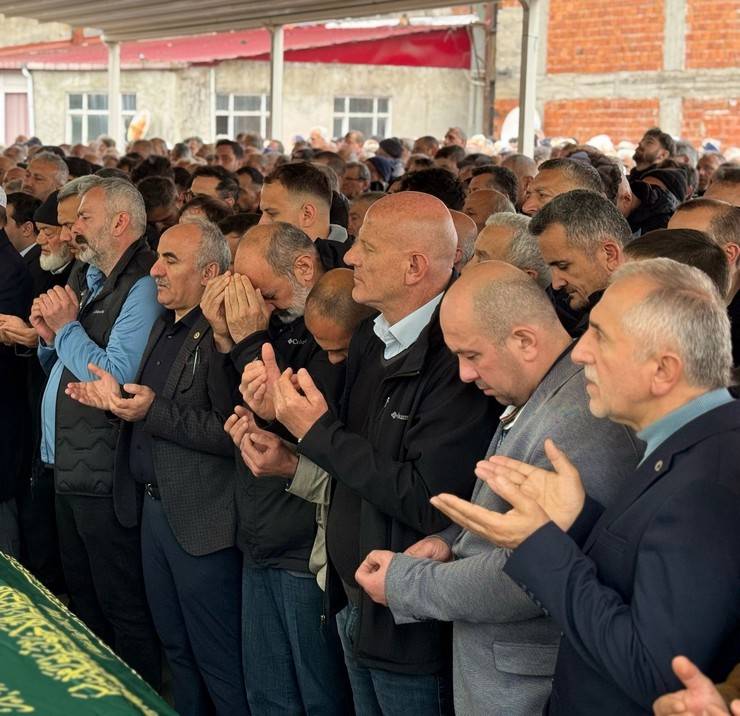 Fransa’daki yangında hayatını kaybeden 3 kardeş Rize'de son yolculuğuna uğurlandı 3