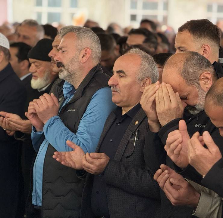 Fransa’daki yangında hayatını kaybeden 3 kardeş Rize'de son yolculuğuna uğurlandı 4