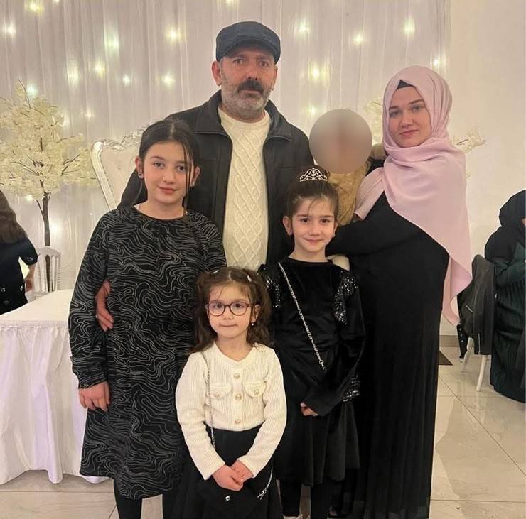 Fransa’daki yangında hayatını kaybeden 3 kardeş Rize'de son yolculuğuna uğurlandı 5