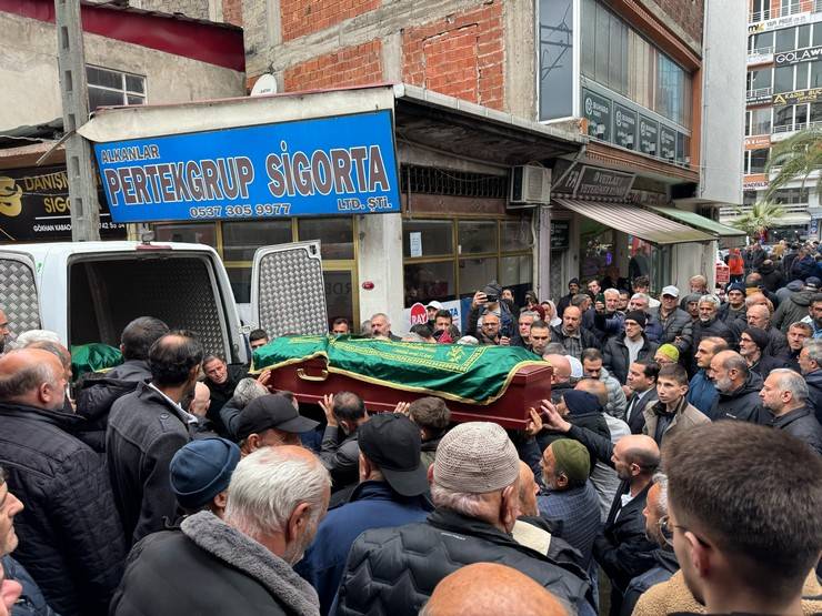 Fransa’daki yangında hayatını kaybeden 3 kardeş Rize'de son yolculuğuna uğurlandı 7