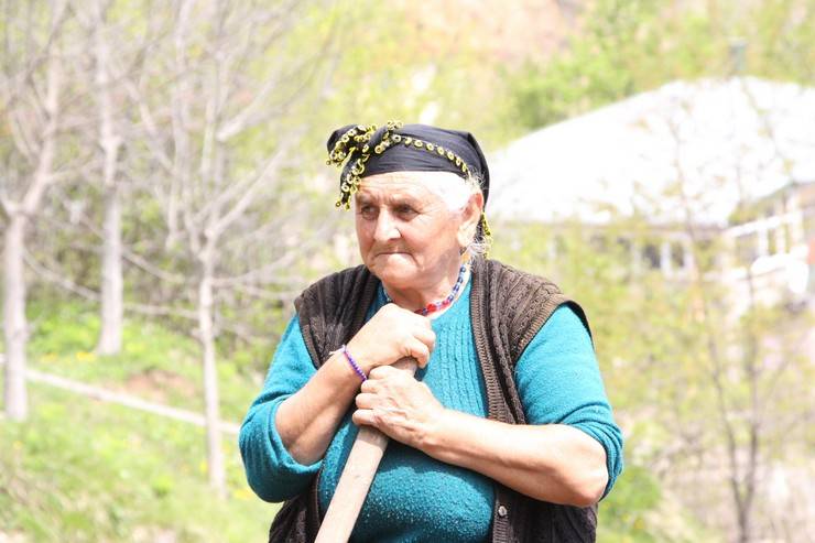 Karadeniz kadınının zorlu mesaisi başladı 2