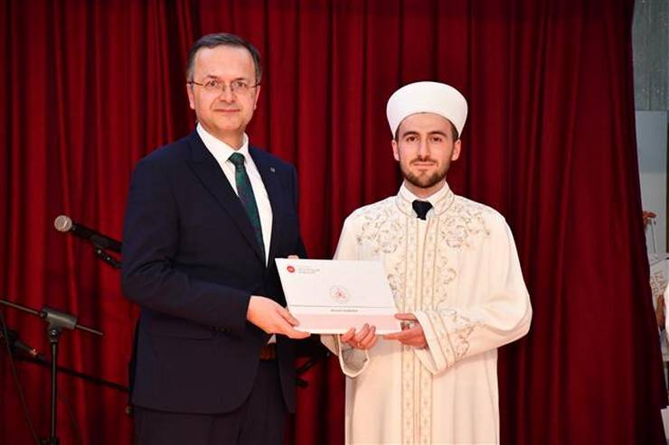 Rize Müftü Yusuf Karali Dini Yüksek İhtisas Merkezinde mezuniyet heyecanı 17