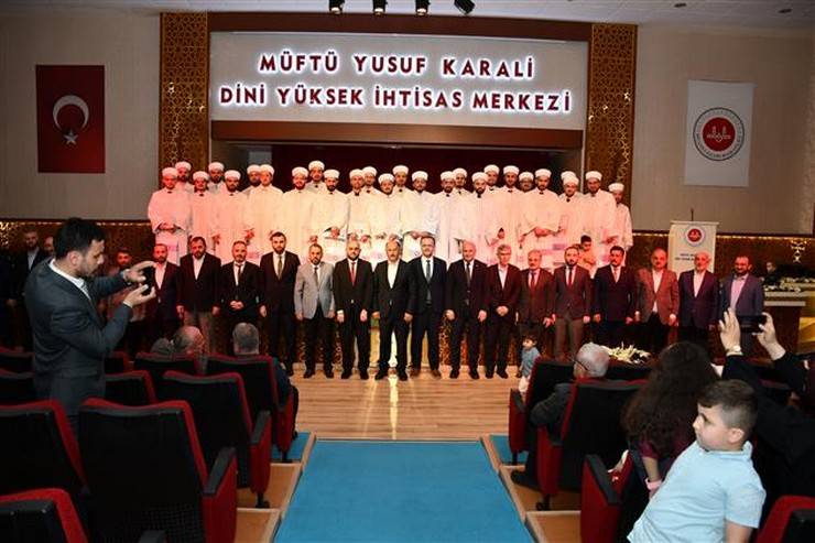 Rize Müftü Yusuf Karali Dini Yüksek İhtisas Merkezinde mezuniyet heyecanı 18