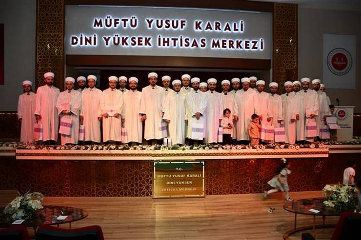 Rize Müftü Yusuf Karali Dini Yüksek İhtisas Merkezinde mezuniyet heyecanı 19